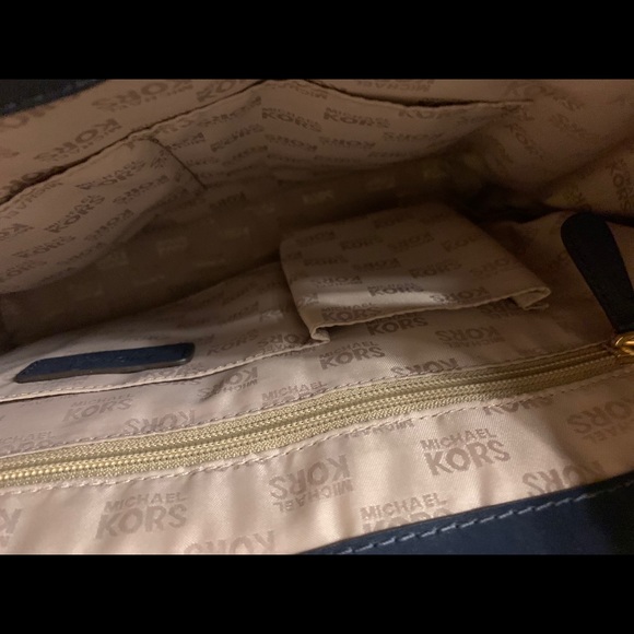 Micheal kors purse - Picture 3 of 4